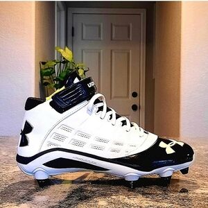 NWT MEN'S UNDER ARMOR FOOTBALL CLEATS SIZE 9.5